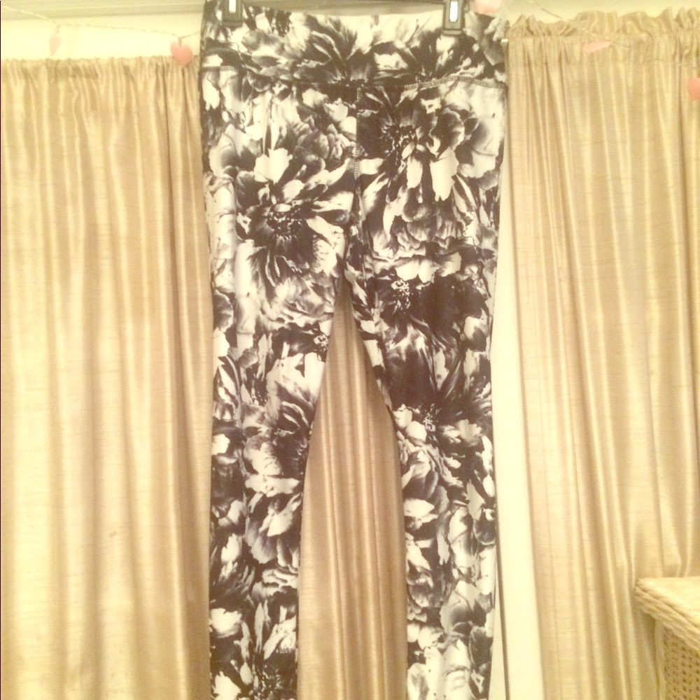 👠 2 for $20 Flower leggings